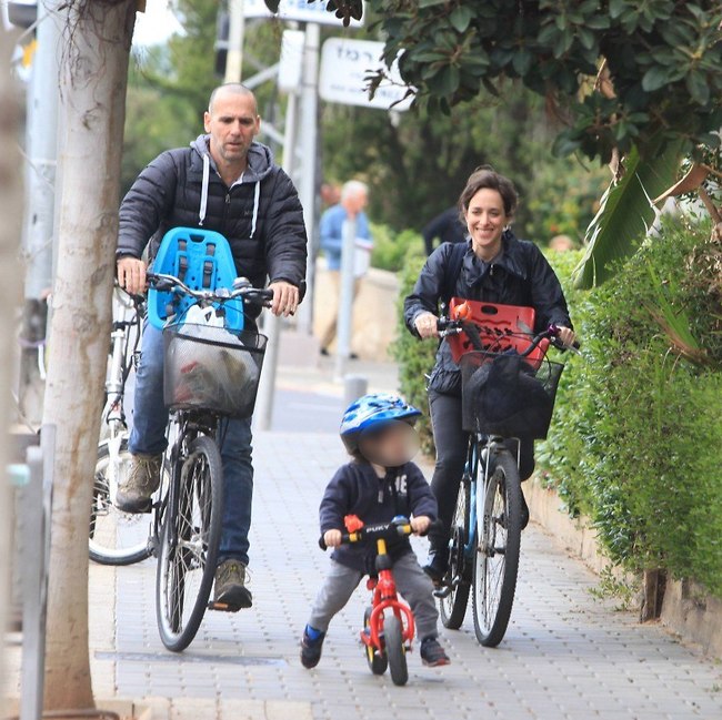 רגע משפחתי! ליאת הר לב, בועז קונפורטי והבן זוהר (צילום: מוטי לבטון ) רגע משפחתי! ליאת הר לב, בועז קונפורטי והבן זוהר (צילום: מוטי לבטון )