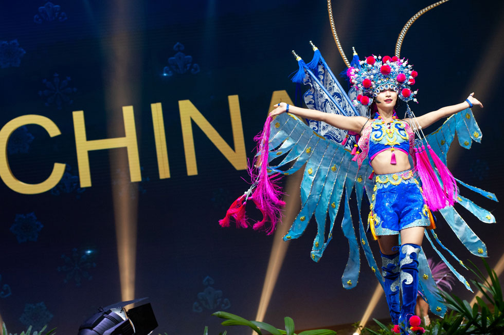 מיס סין. אלמנטים המזוהים עם התרבות הסינית (צילום: Patrick Prather, Miss Universe)