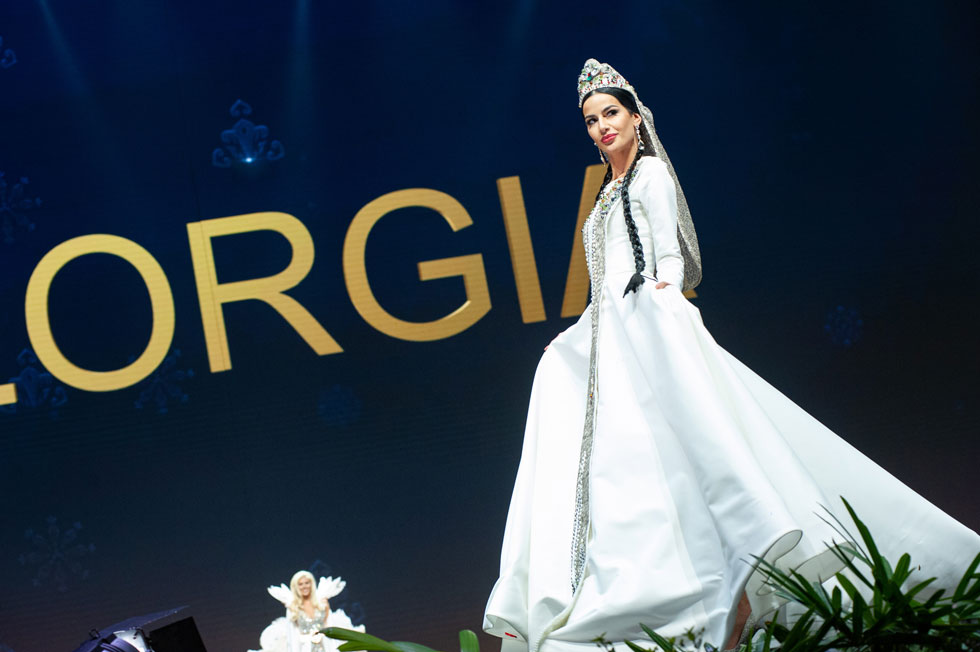 בגזרה הסולידית: העיצוב שלבשה מיס גיאורגיה, כשהצבע הלבן מסמל נשיות וטהרה (צילום: Patrick Prather, Miss Universe)