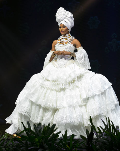 אשיקה אלברט, נציגתה של קבוצת האיים קוראסאו, שעיצובה הוקדש לנושא ההשכלה בקרב הנשים במדינה (צילום: Ralph Smith, Miss Universe)