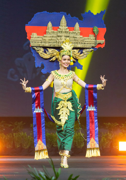 מיס קמבודיה עם סמלי המדינה (צילום: Amorn Pitayanant, Miss Universe)