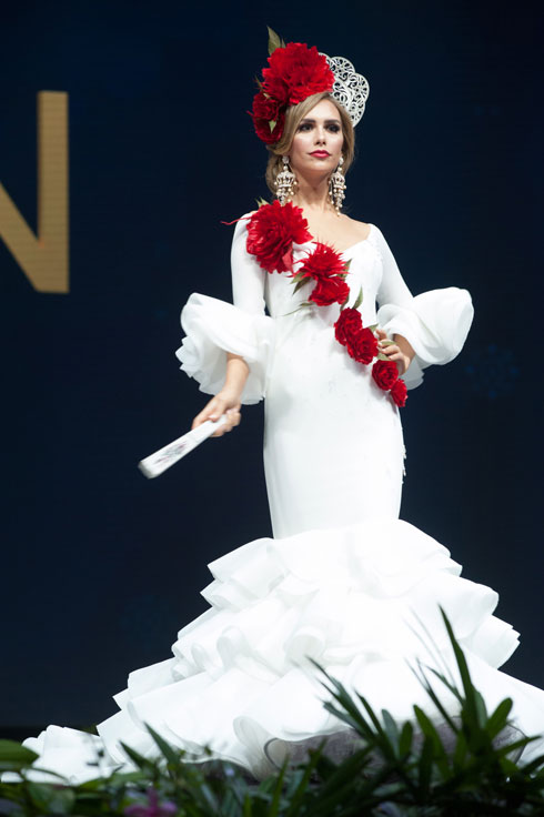 מיס ספרד. תלבושת מסורתית (צילום: Patrick Prather, Miss Universe)