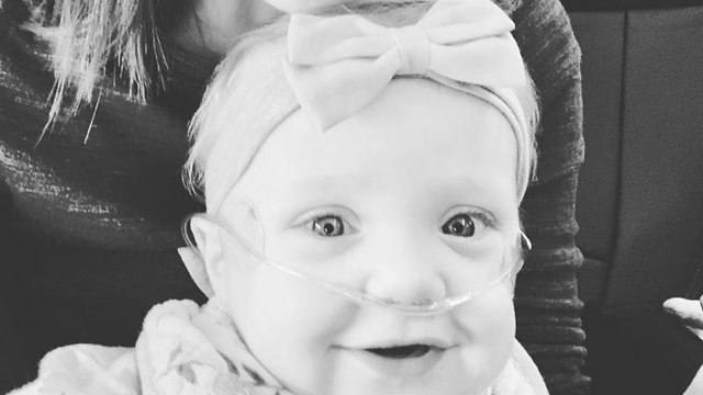 נוסע נתן לתינוקת חולה את מקומו במחלקה הראשונה (Facebook / Kelsey Zwick)