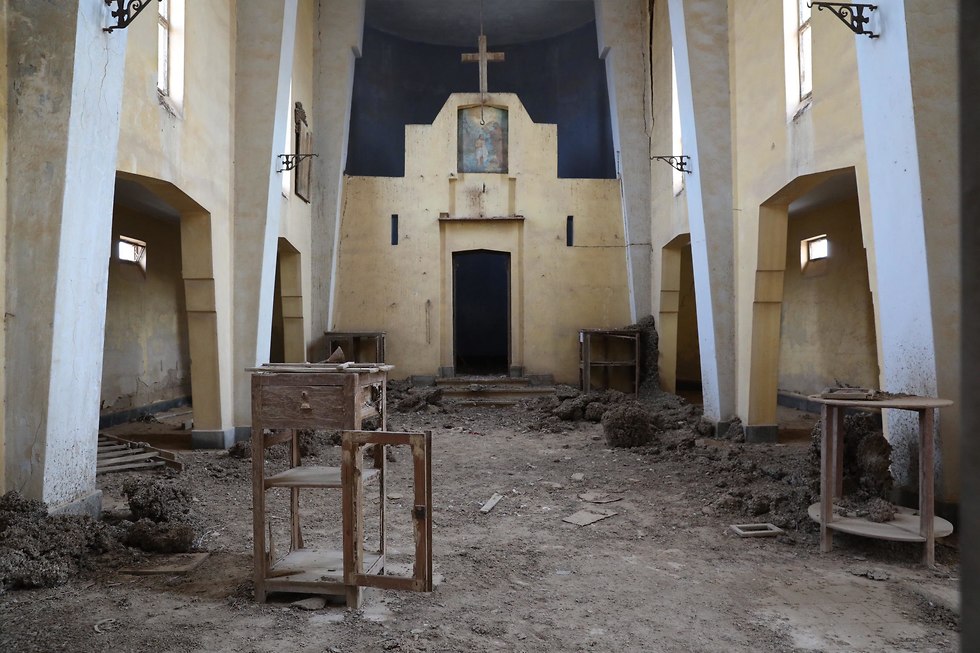 An abandoned church at the baptism site (Photo: EPA)