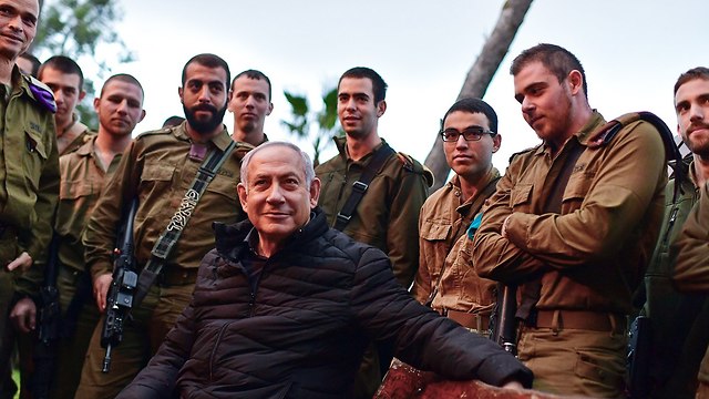 Netanyahu with the troops in the north (Photo: Kobi Gideon/GPO)