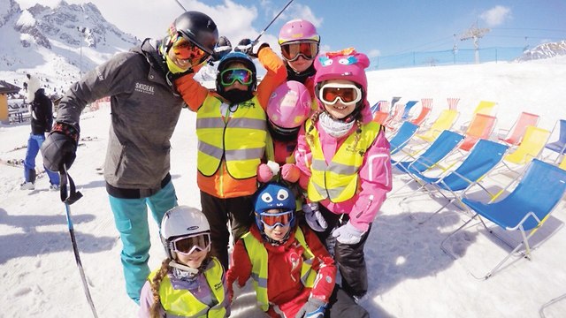 משפחה בסקי (צולם עבור SkiDeal)