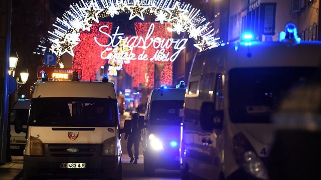 פיגוע ירי שוק חג מולד שטרסבורג צרפת (צילום: EPA)