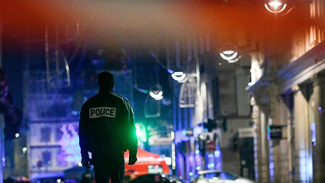 שוטר בזירת הירי בשטרסבורג (צילום: AFP)