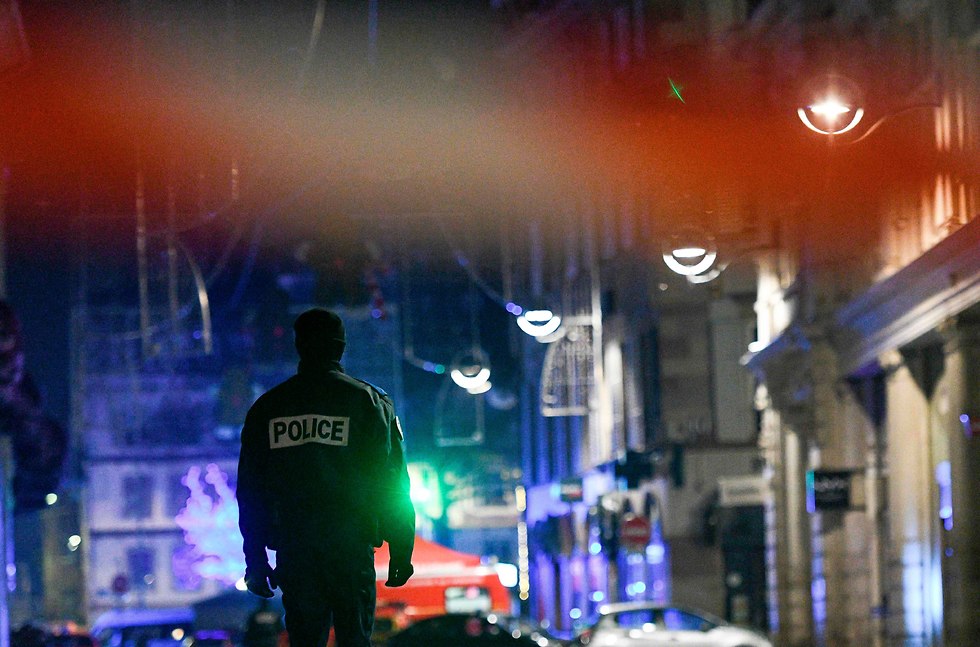 שוטר בזירת הירי בשטרסבורג (צילום: AFP)