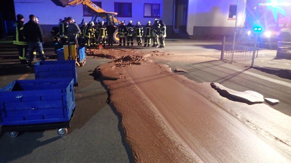 שוקולד דלף ממפעל ב גרמניה והציף את הרחוב (צילום: רויטרס)