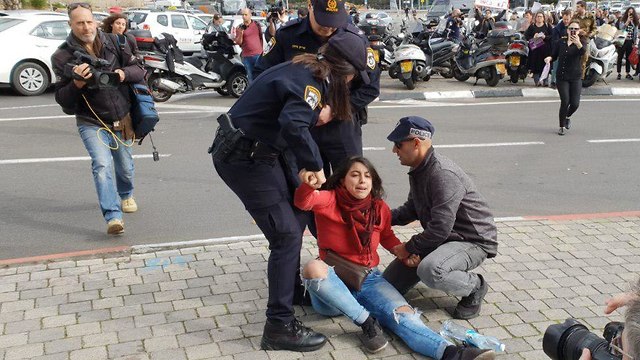 Задержание участниц протеста