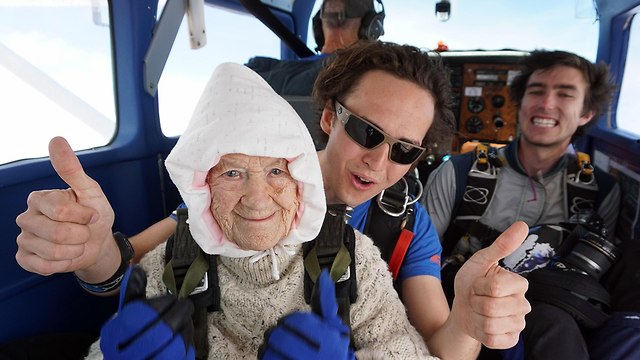צניחה חופשית בגיל 102 אוסטרליה (צילום: AFP)