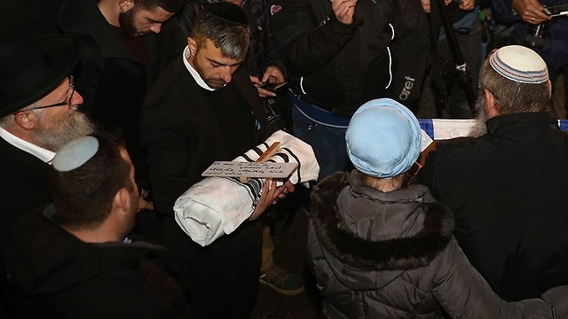 הלוויה של התינוק עמיעד ישראל (צילום: אוהד צויגנברג)