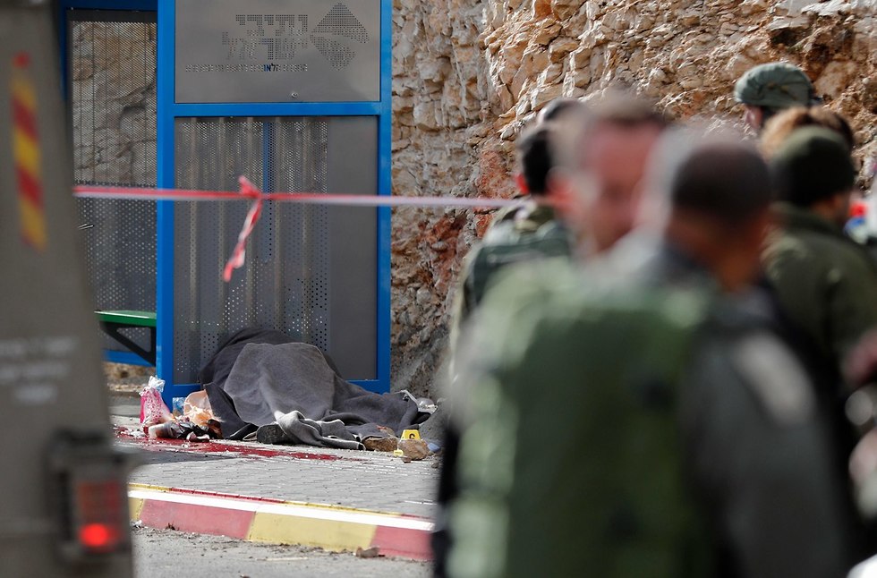 זירת הפיגוע בגבעת אסף בנימין (צילום: AFP)