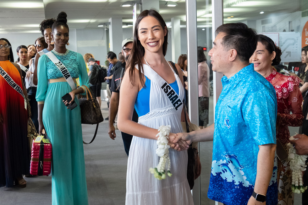 מלכת היופי לשנת 2018 ניקול רזניקוב ומושל מחוז קרבי בתאילנד (צילום: Max Louis Miller, Miss Universe )