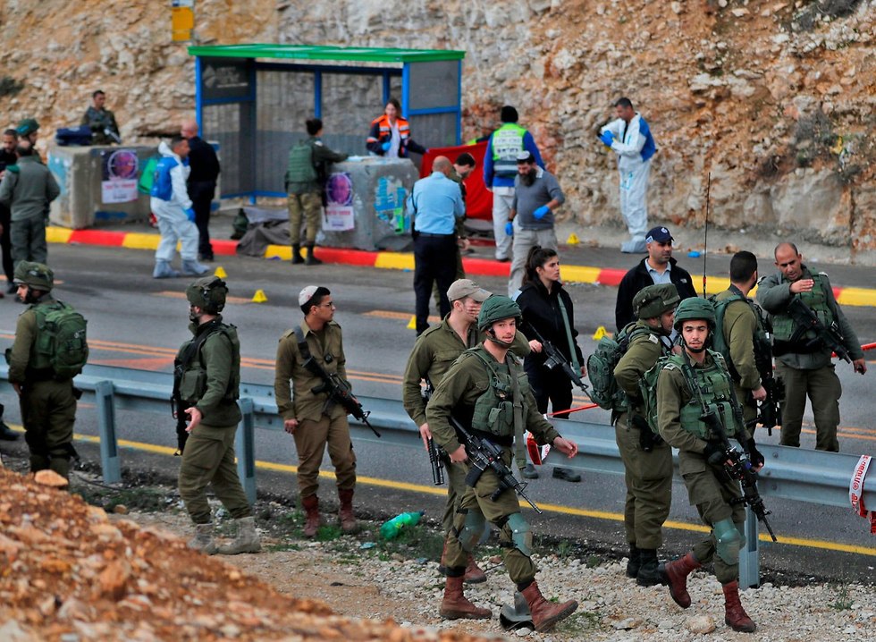 זירת הפיגוע בגבעת אסף בנימין (צילום: AFP)