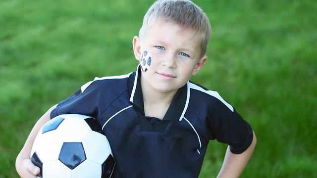 ילד עם כדורגל (צילום: shutterstock)