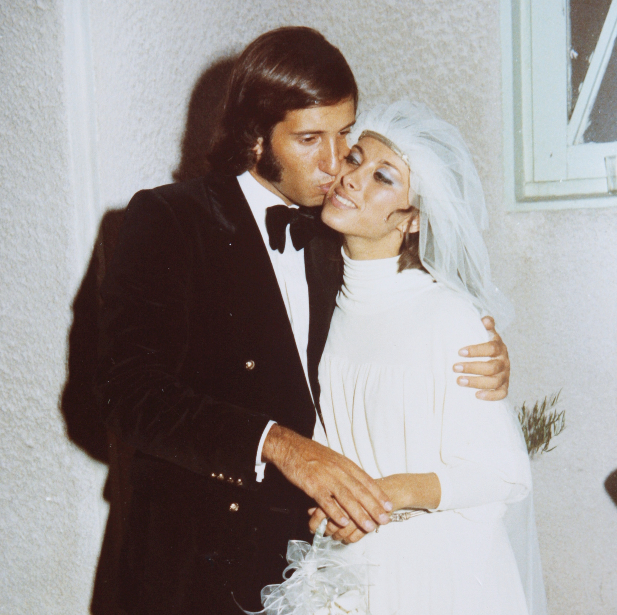 בני הזוג בחתונתם, 1972 . "השארם שלו עבד"