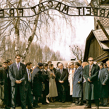 ראש הממשלה יצחק רבין ז"ל מתחת לשלט "העבודה משחררת" בכניסה לאושוויץ