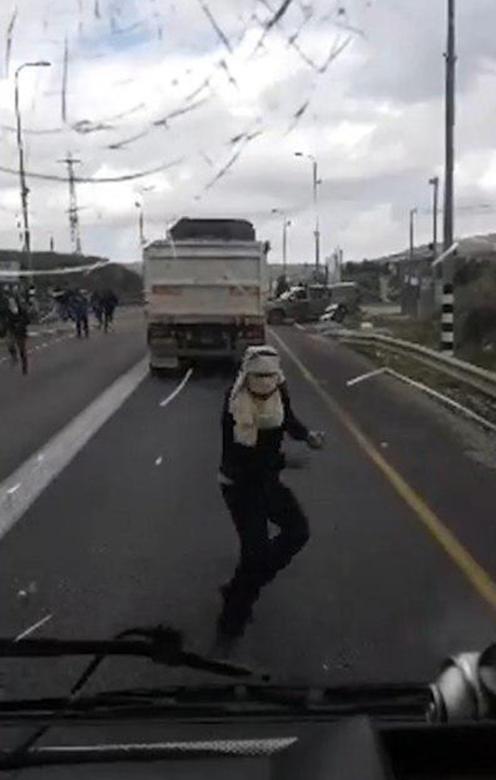 מתנחל רעול פנים תוקף נהג משאית פלסטיני ליד צומת יצהר ()