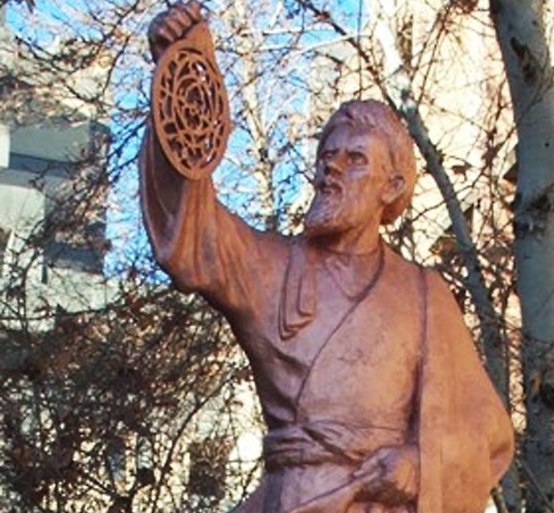 העביר לעולם הערבי את השיטה ההודית. פסל של אל-ח'ואריזמי באוניברסיטה הטכנולוגיה בטהרן (צילום: מתוך ויקיפדיה)