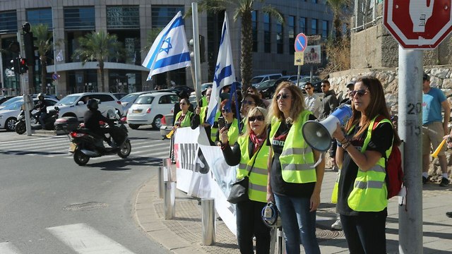 מחאת האפודים בתל אביב (צילום: מוטי קמחי )