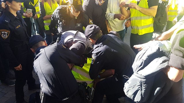 Задержание участника демонстрации "желтых жилетов" в Тель-Авиве. Фото: Моти Кимхи