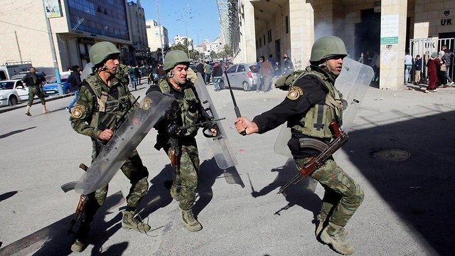 Members of the PA security forces face Hamas protests in the West Bank (Photo: Reuters) (Photo: Reuters)