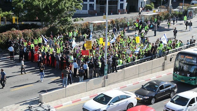 מחאת האפודים בתל אביב (צילום: מוטי קמחי )