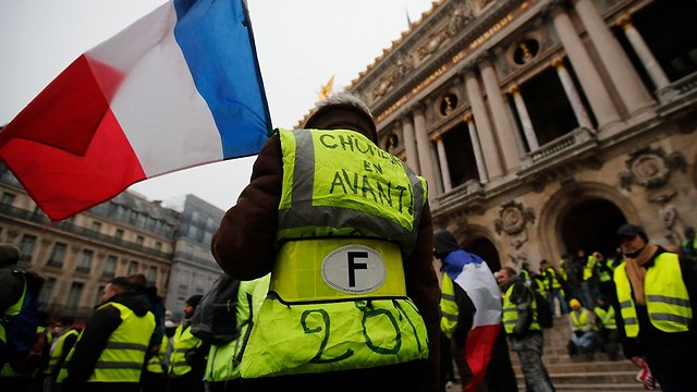 מחאה בפריז ליד שער הניצחון (צילום: EPA)