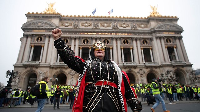 מחאה בפריז ליד שער הניצחון (צילום: EPA)
