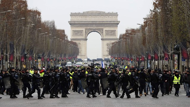 מחאה בפריז ליד שער הניצחון (צילום: AFP)