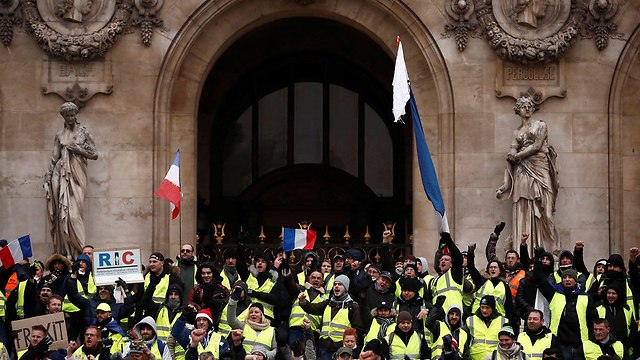 מחאה בפריז ליד שער הניצחון (צילום: רויטרס)