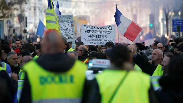 מחאה בפריז ליד שער הניצחון (צילום: רויטרס)
