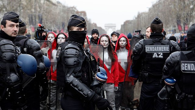 מחאה בפריז (צילום: AP)