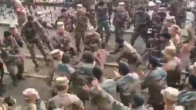 חיילים מ הודו ו סין רוקדים יחד שנה אחרי העימות בין הצבאות התווסף לקטגוריית חדשות (צילום: מתוך יוטיוב)