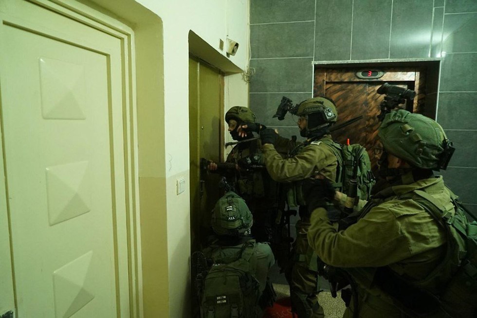 IDF soldiers in search of terrorists involved in past week's attacks (Photo: IDF Spokesman's Office)