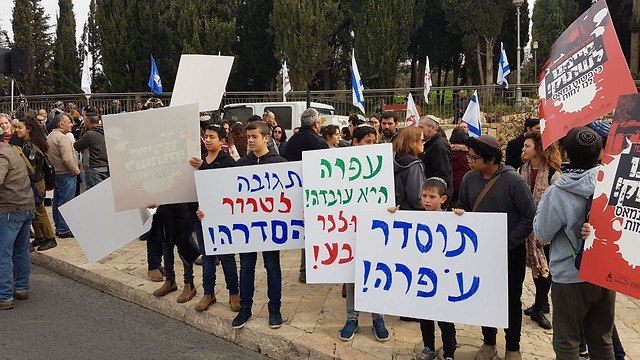הפגנה בעקבות הפיגועים האחרונים במועצות בנימין, בית אל ושומרון (צילום: אלכס קולומויסקי)