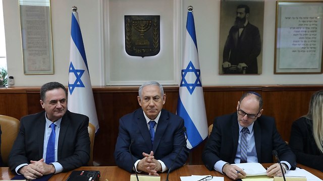 Benjamin Netanyahu, center, with Yisrael Katz, left, and Deputy Cabinet Secretary Lior Natan at the weekly cabinet meeting in Jerusalem, December 16, 2018 (Photo: AP)