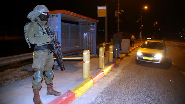 IDF soldiers securing hitchhiking stop in the West Bank (Photo: Yariv Katz)
