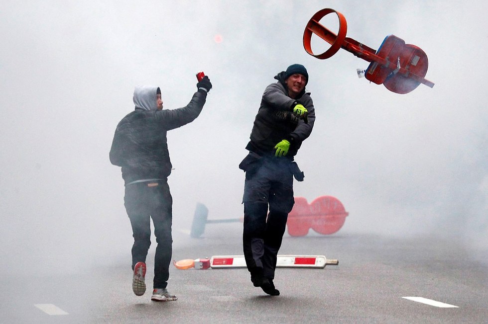 מהגרים בריסל בלגיה הפגנה נגד הסכם הגירה מרקש מחוץ למטה האיחוד האירופי (צילום: רויטרס)