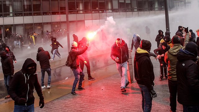 מהגרים בריסל בלגיה הפגנה נגד הסכם הגירה מרקש מחוץ למטה האיחוד האירופי (צילום: EPA)