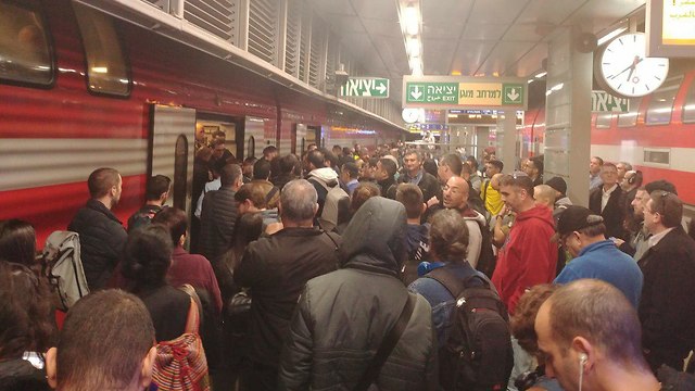 Пассажиры заблокировали поезд в Хадере