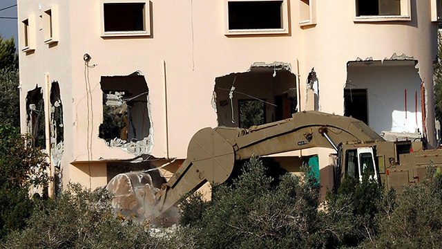 IDF bulldozers raze the family house of the Barkan terrorist (Photo: Reuters)