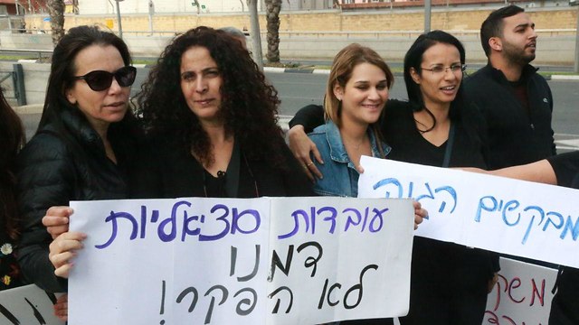 מחאת העובדים הסוציאליים בצל אביב (צילום: מוטי קמחי)