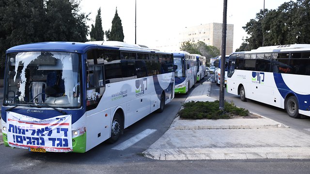 שיירת מחאה של כ-60 נהגי אוטובוס ממודיעין לכנסת ישראל בירושלים בעקבות האלימות נגד נהגי האוטובוסים (צילום: יואב דודקביץ')