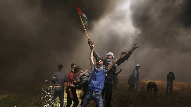 Palestinian demonstrators shout during clashes with Israeli troops at a protest near the Israel-Gaza border east of Gaza City, April 6, 2018 (Photo: Mohammed Salem / Reuters)