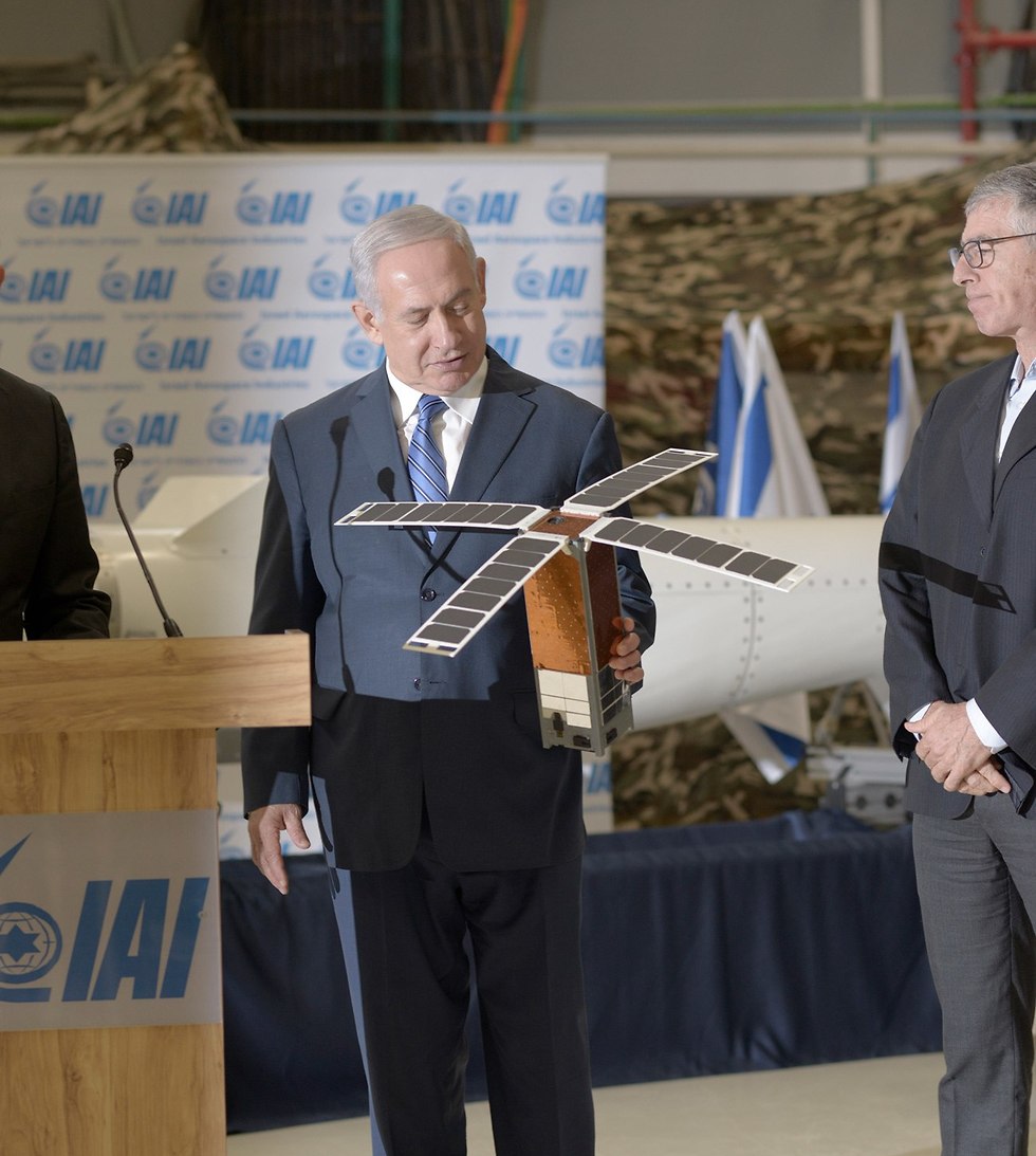 Benjamin Netanyahu holds a drone at an IAI facility (Photo: Yuval Chen)