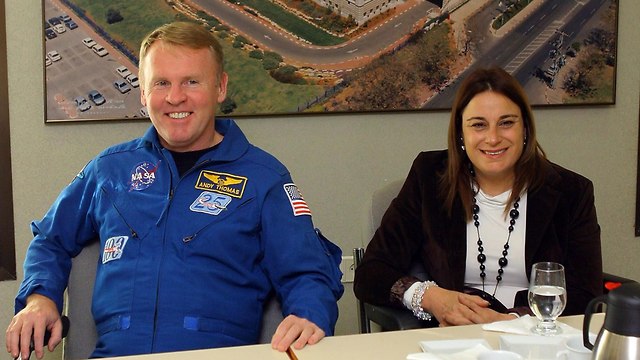 רונה רמון ואסטרונאוט אנדי תומס (צילום: EPA)