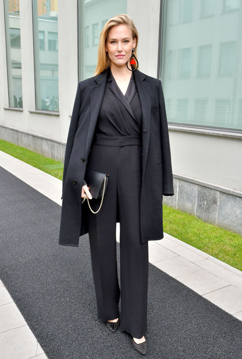 בר רפאלי בילתה בשבוע האופנה במילאנו, בטוטאל לוק שחור ואלגנטי של ג'ורג'יו ארמאני  (צילום: rex/asap creative)